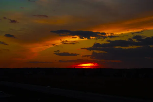 Hermoso Atardecer Sol Rojo Desaparecido Por Debajo Del Horizonte Nubes — Foto de Stock