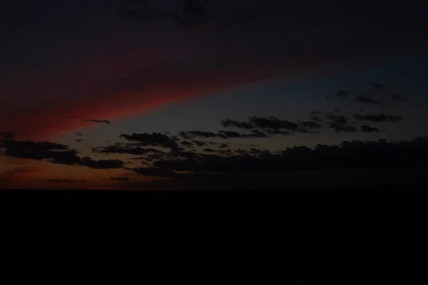 Nuvens Vermelhas Durante Belo Pôr Sol Belo Pôr Sol Num — Fotografia de Stock