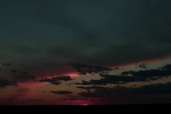 Sol Rojo Puesto Debajo Del Horizonte Las Nubes Altas Cubren — Foto de Stock