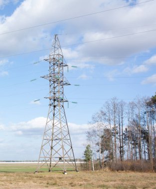 Telekomünikasyon kulesi açık bir gökyüzünün altındaki bir alanda duruyor. Yalnız bir iletişim kulesi olan sonbahar manzarası.