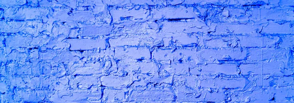 Üzerinde mavi tuğla olan soğuk tuğla bir duvar. Mavi, tuğla deseni.