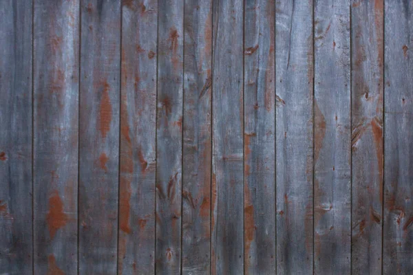 Duvar karanlık, eski, ahşap tahtalardan yapılmıştır. Tahta doku. Gri arkaplan.