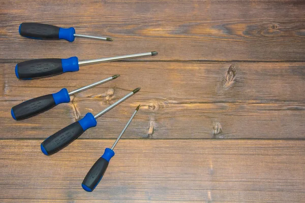 Auf Dem Braunen Boden Links Stehen Fünf Schraubenzieher Mit Blauen — Stockfoto