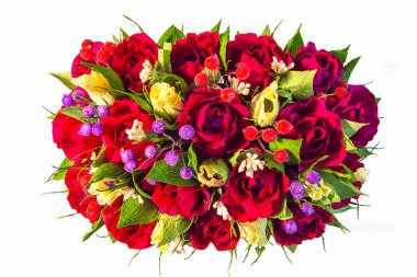 Kırmızı ve sarı güllerden, yeşil yapraklardan ve kırmızı ve mor dutlardan yapılmış güzel bir buket çiçek. Üst Manzara. Bir çiçek buketinin izole edilmiş görüntüsü.