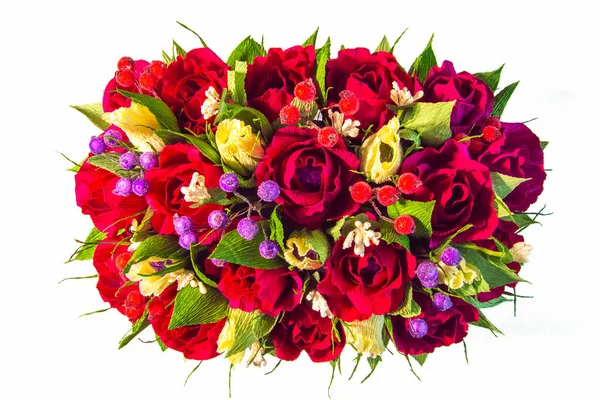 Kırmızı ve sarı güllerden, yeşil yapraklardan ve kırmızı ve mor dutlardan yapılmış güzel bir buket çiçek. Üst Manzara. Bir çiçek buketinin izole edilmiş görüntüsü.
