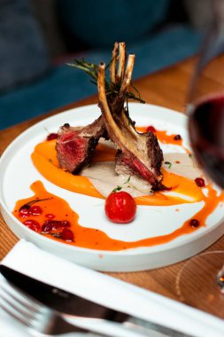 Restorandaki ahşap arka planda kuzu eti menüsü.