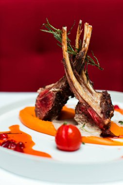 Restorandaki ahşap arka planda kuzu eti menüsü.