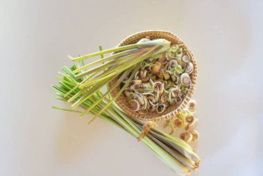 Beyaz arkaplanda izole edilmiş limon otu.