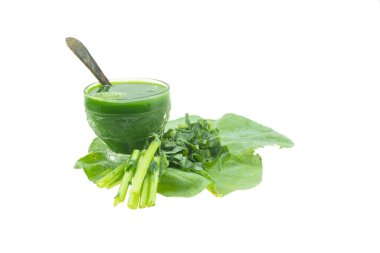 Beyaz arka planda Çin lahanası suyu izole edilmiş.