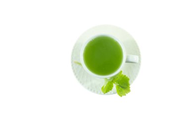 Beyaz arkaplanda izole edilmiş kereviz suyu.