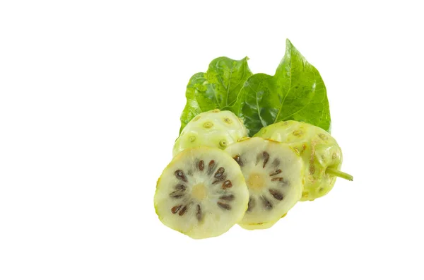 Noni Frucht Isoliert Auf Weißem Hintergrund — Stockfoto