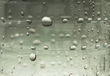 Plastik su şişesindeki su damlacıkları.