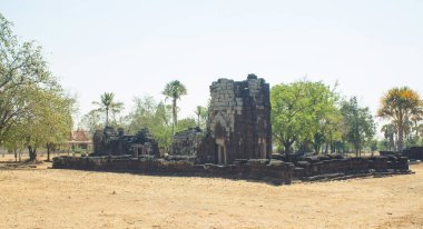 Prasat Nang Ram eskiden hastane olan bir Khmer arkeolojik sitesi. 18. yüzyılda Kamboçya Kralı 7. Jayavarman döneminde inşa edilmiş ve aynı zamanda Tayland 'ın Nakhon Ratchasima bölgesinin Prathai bölgesinde ünlü bir turistik merkezdir.