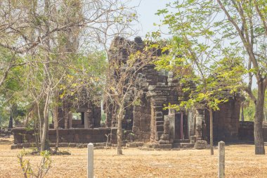 Prasat Nang Ram eskiden hastane olan bir Khmer arkeolojik sitesi. 18. yüzyılda Kamboçya Kralı 7. Jayavarman döneminde inşa edilmiş ve aynı zamanda Tayland 'ın Nakhon Ratchasima bölgesinin Prathai bölgesinde ünlü bir turistik merkezdir.