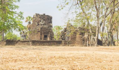 Prasat Nang Ram eskiden hastane olan bir Khmer arkeolojik sitesi. 18. yüzyılda Kamboçya Kralı 7. Jayavarman döneminde inşa edilmiş ve aynı zamanda Tayland 'ın Nakhon Ratchasima bölgesinin Prathai bölgesinde ünlü bir turistik merkezdir.