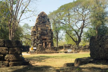 Ku Mahathat eskiden hastane olan bir Khmer arkeolojik alanı. 18. yüzyıl civarında Kamboçya Kralı 7. Jayavarman döneminde inşa edilmiş ve aynı zamanda Tayland 'ın Maha Sarakham eyaletinin ünlü bir turistik merkezidir..