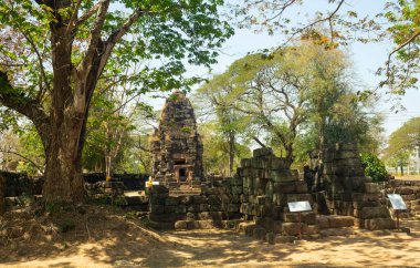 Ku Mahathat eskiden hastane olan bir Khmer arkeolojik alanı. 18. yüzyıl civarında Kamboçya Kralı 7. Jayavarman döneminde inşa edilmiş ve aynı zamanda Tayland 'ın Maha Sarakham eyaletinin ünlü bir turistik merkezidir..