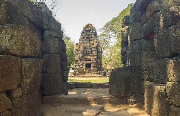 Mahathat病院だったクメールの考古学的なサイトです 18世紀頃にカンボジア王ジャヤヴァルマン7世の時代に建てられ タイのマハ サラカム州の有名な観光名所でもあります — ストック写真