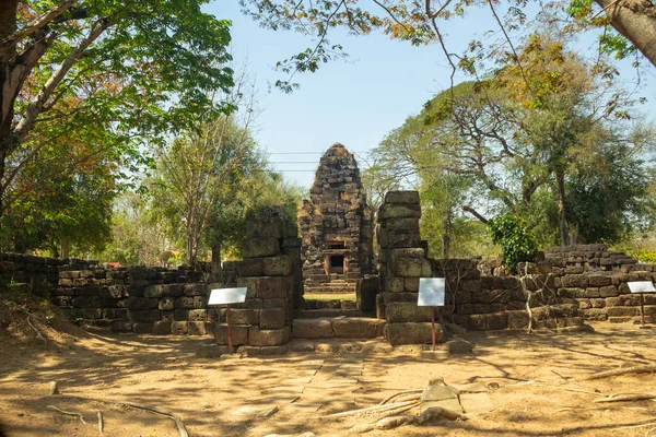 Mahathat病院だったクメールの考古学的なサイトです 18世紀頃にカンボジア王ジャヤヴァルマン7世の時代に建てられ タイのマハ サラカム州の有名な観光名所でもあります — ストック写真