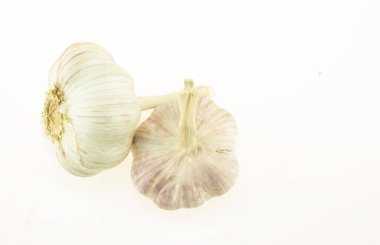 Sarımsak beyaz arka planda izole edilmiş.