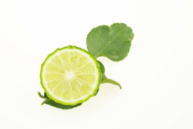 Beyaz arka planda izole edilmiş Bergamot meyvesi