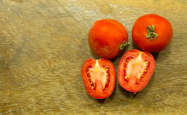 Tomate Colocado Chão Madeira — Fotografia de Stock
