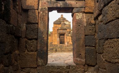 Ku Phon Rakhang, Tayland 'ın Roi et eyaletinin ünlü bir mimari arkeolojik yeridir..