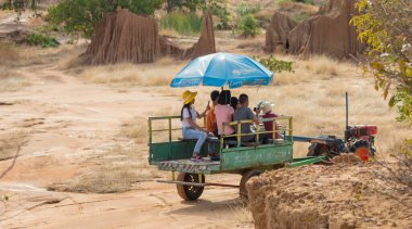 THAILAND, SA KAEO-APRIL 3. 2021: Turistler Tayland, Sa Kaeo Eyaleti, Tayland 'daki Lalu' nun güzelliğine hayran olmak için Tayland E-Tan arabalarına biniyorlar