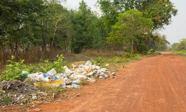 THAILAND, BURIRAM - 18 Mart 2021: İyi yönetimden yoksun ve çevre kirliliğine yol açan kırsal atıklar.