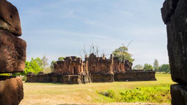 Prasat Pueai Noi Tayland 'ın Khon Kaen şehrindeki en güzel günahkar Khmer sanat eserlerinden biridir..
