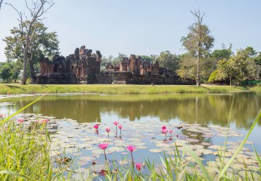 Prasat Pueai Noi Tayland 'ın Khon Kaen şehrindeki en güzel günahkar Khmer sanat eserlerinden biridir..