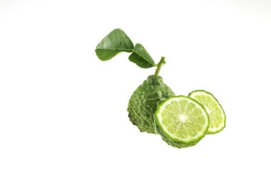 Beyaz arkaplanda Kaffir kireç izole