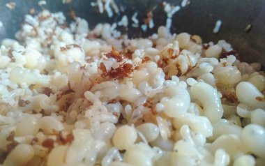 Kırmızı Karınca Yumurtası Tayland 'da bahar mevsiminde popüler bir Tayland yemeğidir..