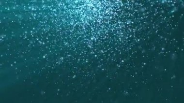 Su altı sıvı parçacıkları ve ışık arka plan animasyonunu aydınlatır. Tam HD ve döngü hareketi arkaplanı.