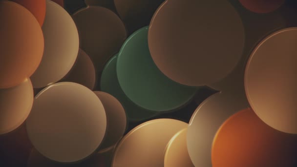 トレンディ1970年代のレトロな幾何学的形状を背景に ヴィンテージの温かみのある色調で光沢のあるビニール効果球を優しく動かします フルHdとループの動きの背景アニメーション — ストック動画