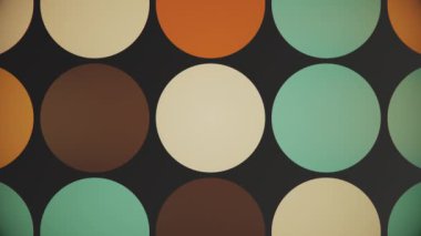 70 'lerin modası geçmiş geometrik arka planı. Renkli göz kırpan daireler ve sıcak renk tonlarıyla. Bu tarz klasik hareket arka plan animasyonu 4K ve pürüzsüz bir döngü.