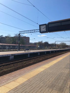 Tren istasyonundaki boş platform. Treni bekliyorum. Ulaşım kavramı