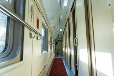 Koridor sıra sıra kompartımanlarla dolu, yolcuların rahat iç mekanları var..