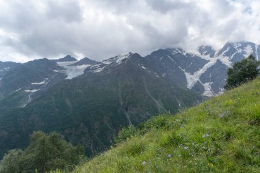 Kafkasya 'nın yüksek dağları ve buzulların muhteşem manzarası. Güzel manzara, kopyalama alanı.
