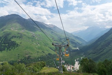 Güzel yeşil Kafkas dağları manzarası ve eski bekâr teleferik. Yürüyüş için manzara yeri