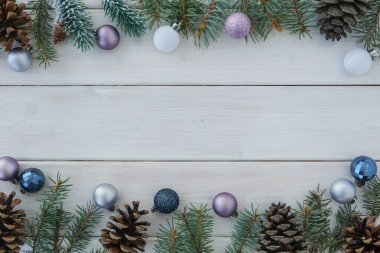 Büyük çam ağacı dalları, koniler ve dekoratif toplardan yapılmış Noel çerçevesi. Noel ve yeni yıl konsepti. Boşluğu kopyala.                                