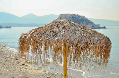 Sahilde güneş şemsiyesi