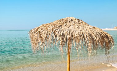 Sahilde güneş şemsiyesi