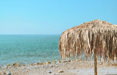 Sahilde güneş şemsiyesi