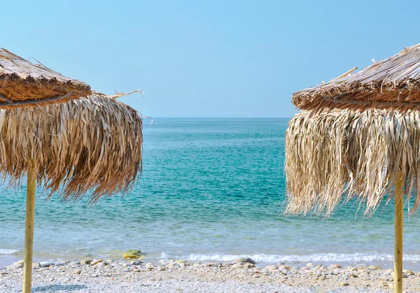 Parasoll på stranden — Stockfoto