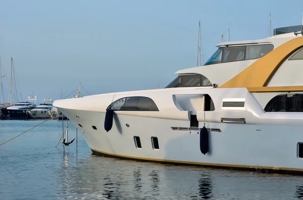 Luxe boot in de jachthaven — Stockfoto