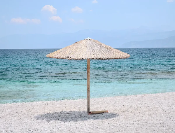 Parasol on the beach — Stock Photo, Image