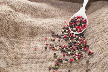 siyah, beyaz ve biber karışımı