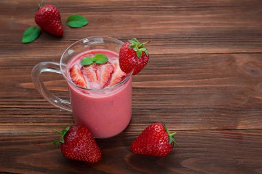 ahşap arka plan üzerinde çilek güler yüzlü