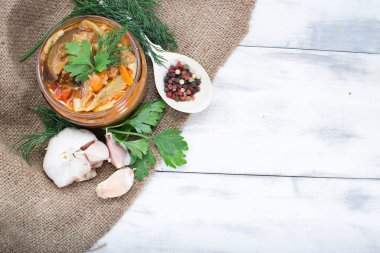 Patlıcan cam kavanoza daldırma